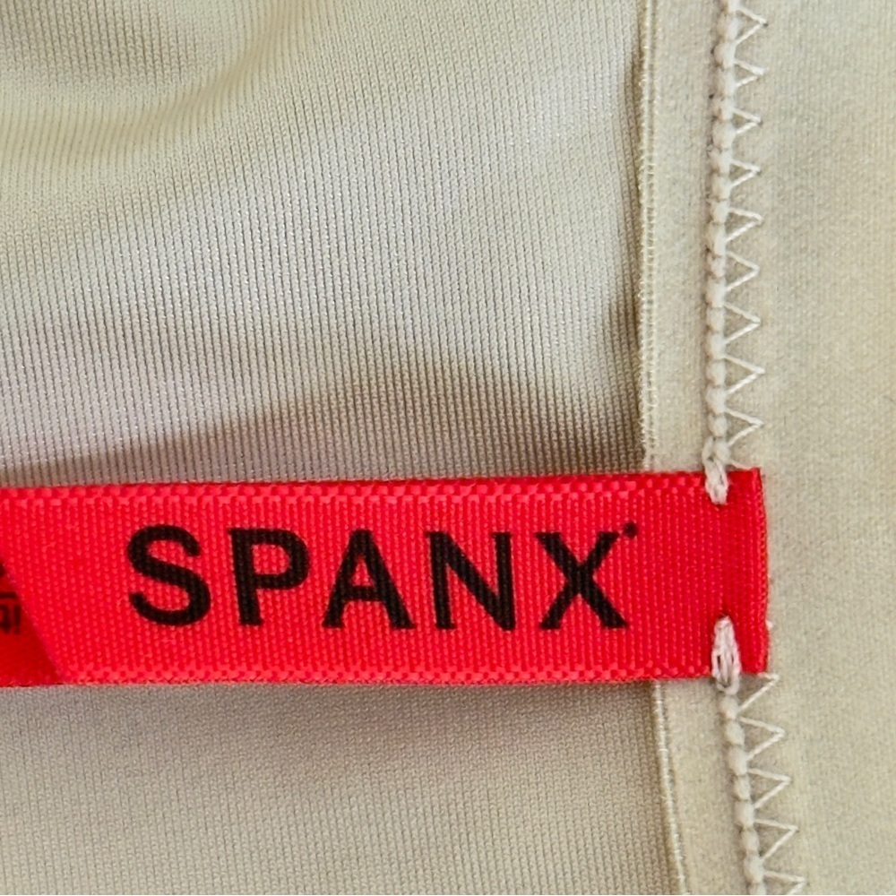 SPANX Simplicity Cross Over V-Neck Shaper - Picture 7 of 10
